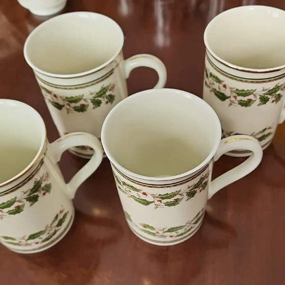 Konitz Holly Design Mugs with Gold Rim - Picture 2 of 5